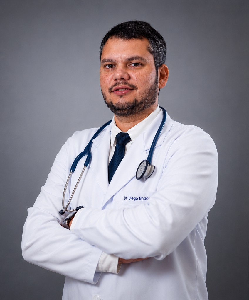 Retrato de médico em jaleco branco